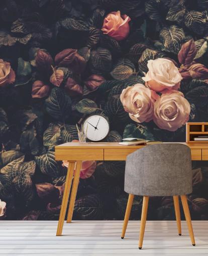 Decorazione murale con rose rosa contro un cespuglio verde Decorazione murale con rose rosa contro un cespuglio verde