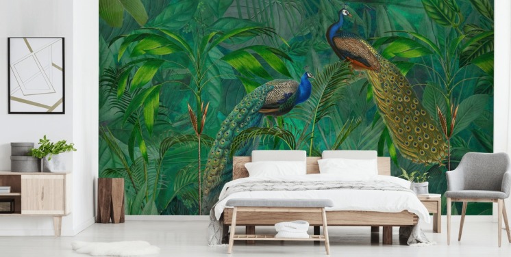 grüne individuelle Pfauentapete namens Peacock Paradise Jungle von Andrea Haase für Schlafzimmer oder Wohnzimmer