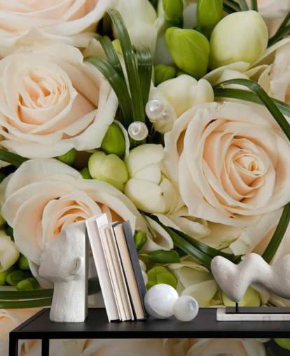 Decorazione murale ravvicinata con bouquet da sposa con rose bianche Decorazione murale ravvicinata con bouquet da sposa con rose bianche