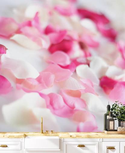 Carta da parati con petali di rosa e bianchi Carta da parati con petali di rosa e bianchi