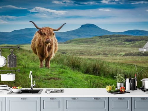 brun, blå og grøn tilpasselig ko tapetmaleri kaldet Grazing Highland Cow