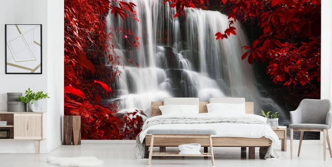 roter Blattwald mit Wasserfall-Tapete