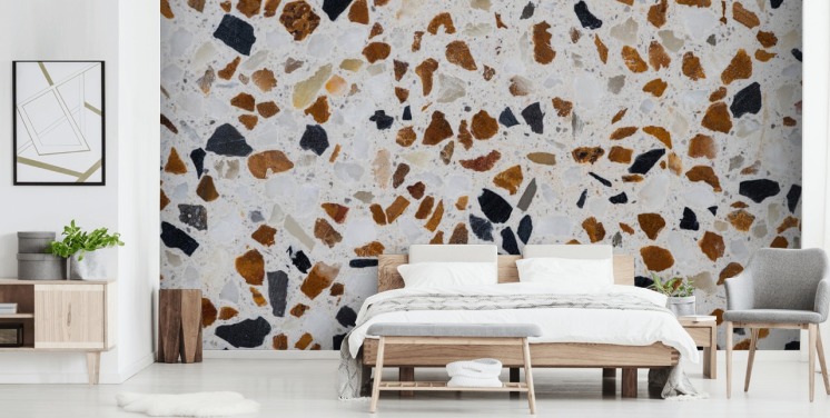 Terrazzo med brune og sorte splinter på hvid baggrund tapet