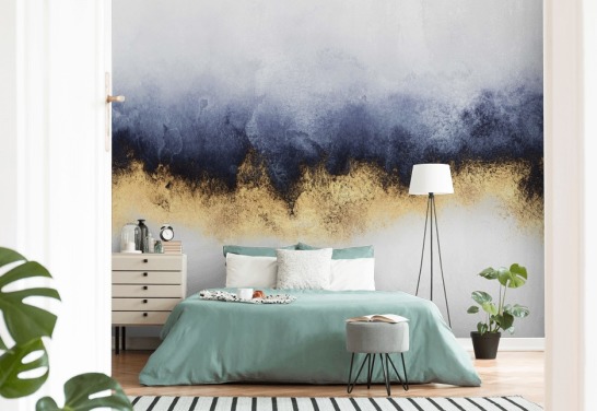 marineblå, guld og hvid abstrakt tapetmaleri kaldet Blue Mist af Elisabeth Fredriksson til soveværelser eller stuer
