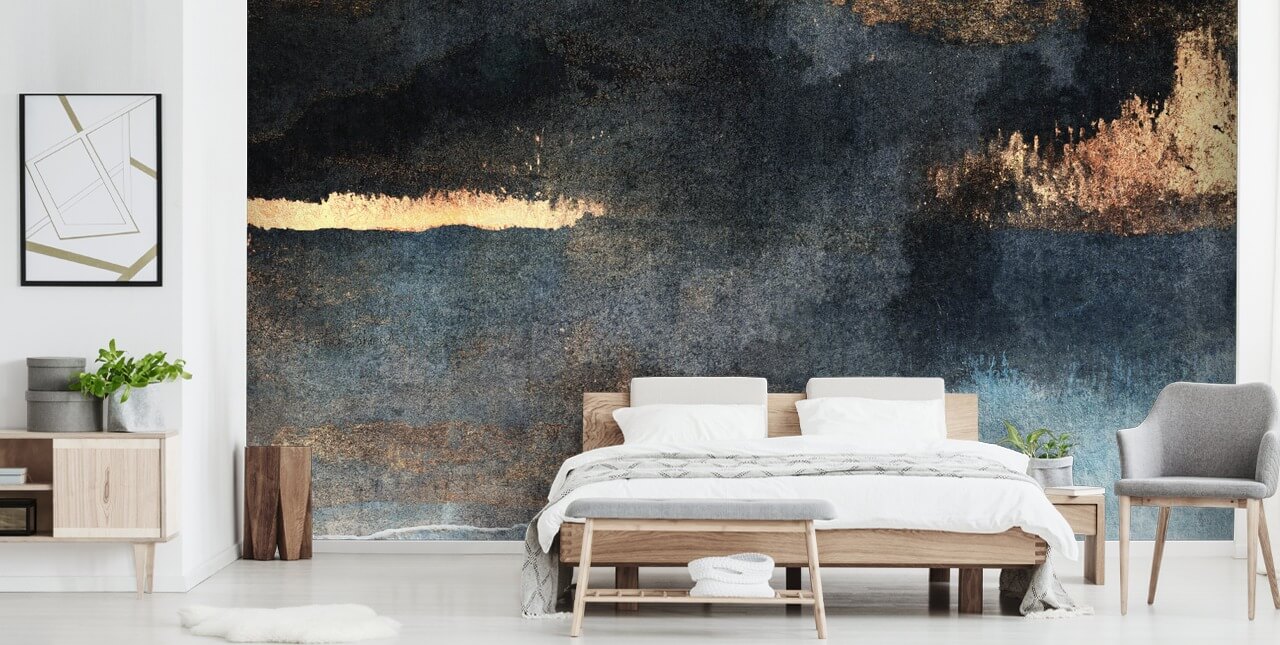 mural de papel de parede de concreto personalizável azul e dourado chamado Rain with Sun de Elizabeth Fredriksson para quarto ou banheiro