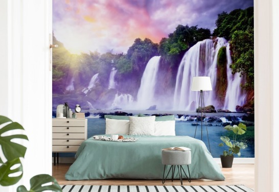paars en blauw watervalbehang genaamd Banyue Waterfall voor woonkamers, thuiskantoren en bedrijven