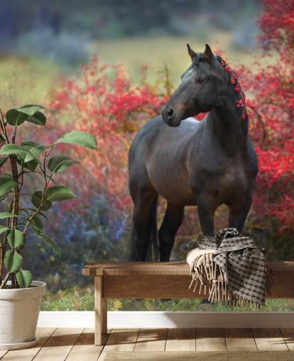 Mural de pared Caballo negro rodeado de arbustos de frutos rojos y bayas en melena Mural de pared Caballo negro rodeado de arbustos de frutos rojos y bayas en melena