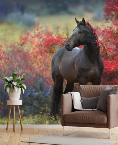 Decorazione murale con cavallo nero circondato da cespugli di bacche rosse e bacche nella criniera Decorazione murale con cavallo nero circondato da cespugli di bacche rosse e bacche nella criniera