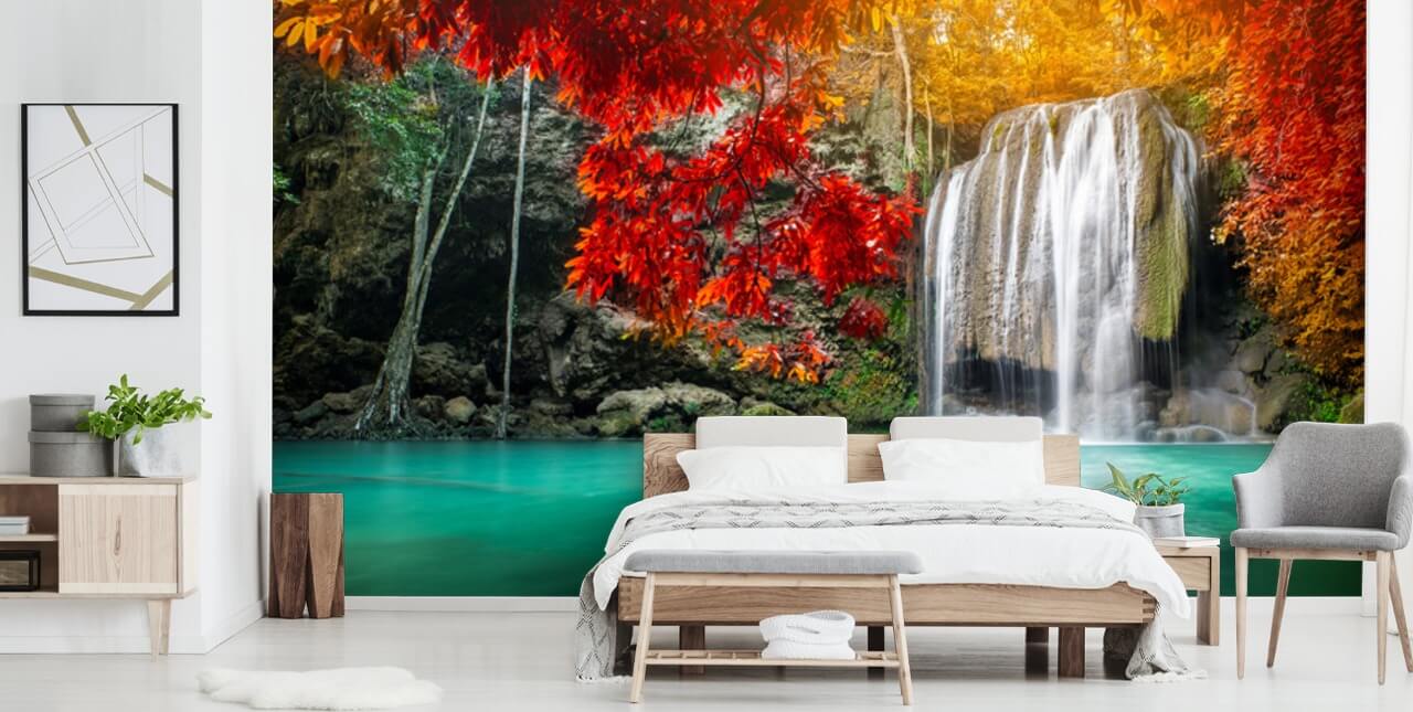 orange und gelbe Bäume von Wasserfall Tapete