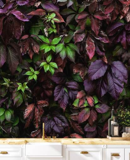 Lila och gröna mörka blad Bakgrund väggmålning Lila och gröna mörka blad Bakgrund väggmålning