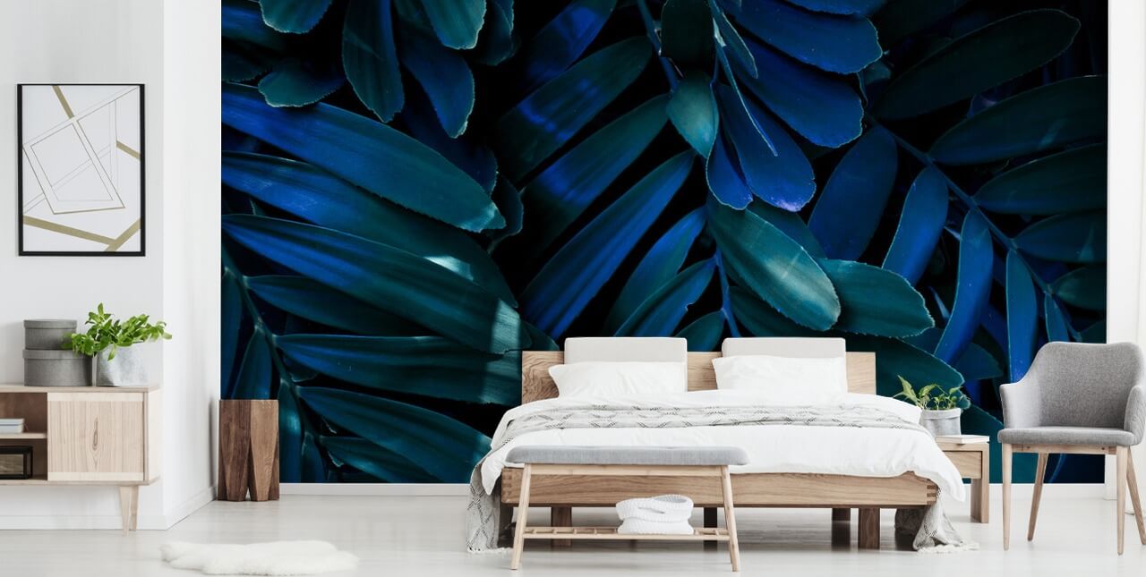 Donkerblauw en groen palmbladbehang