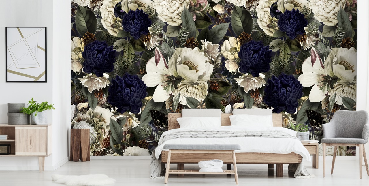 dunkelblau-weiße Blumentapete namens Midnight Bouquet von Uta Naumann für Schlafzimmer