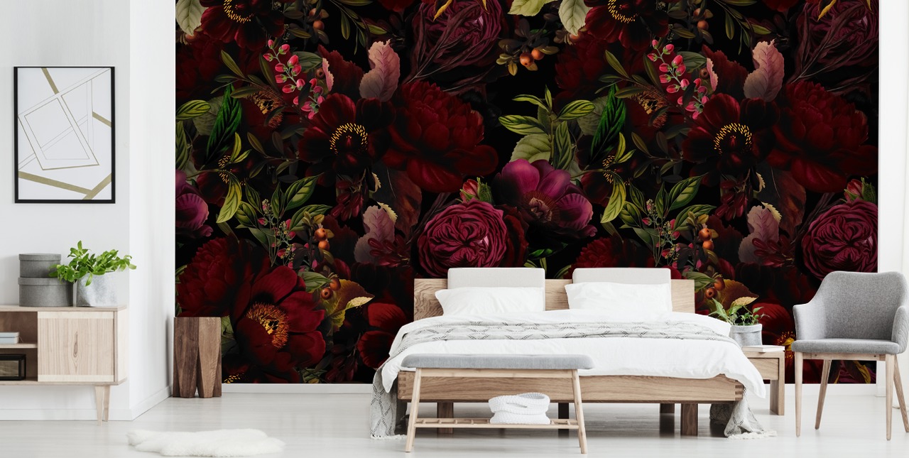 lila anpassningsbar blommig tapetväggmålning kallad Moody Maroon av Uta Naumann för sovrum