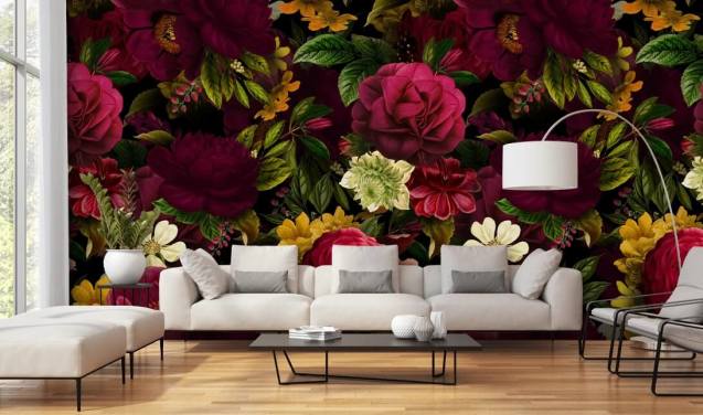 papier peint mural floral violet, rose et vert appelé Pink Rose Jungle par Uta Naumann pour les chambres et les salons