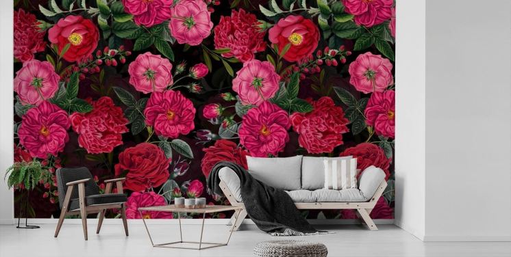 Dieproze rozen met groene bladeren op zwart achtergrondbehang