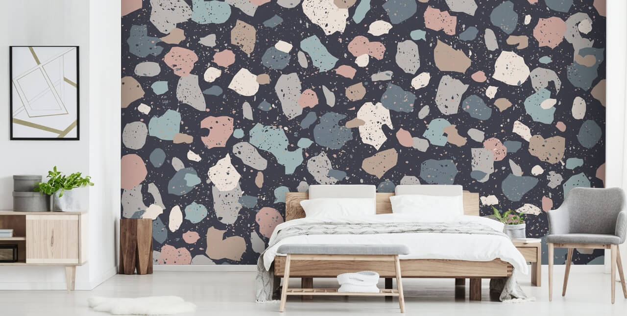 Donkerblauwe en stoffige roze terrazzo behang