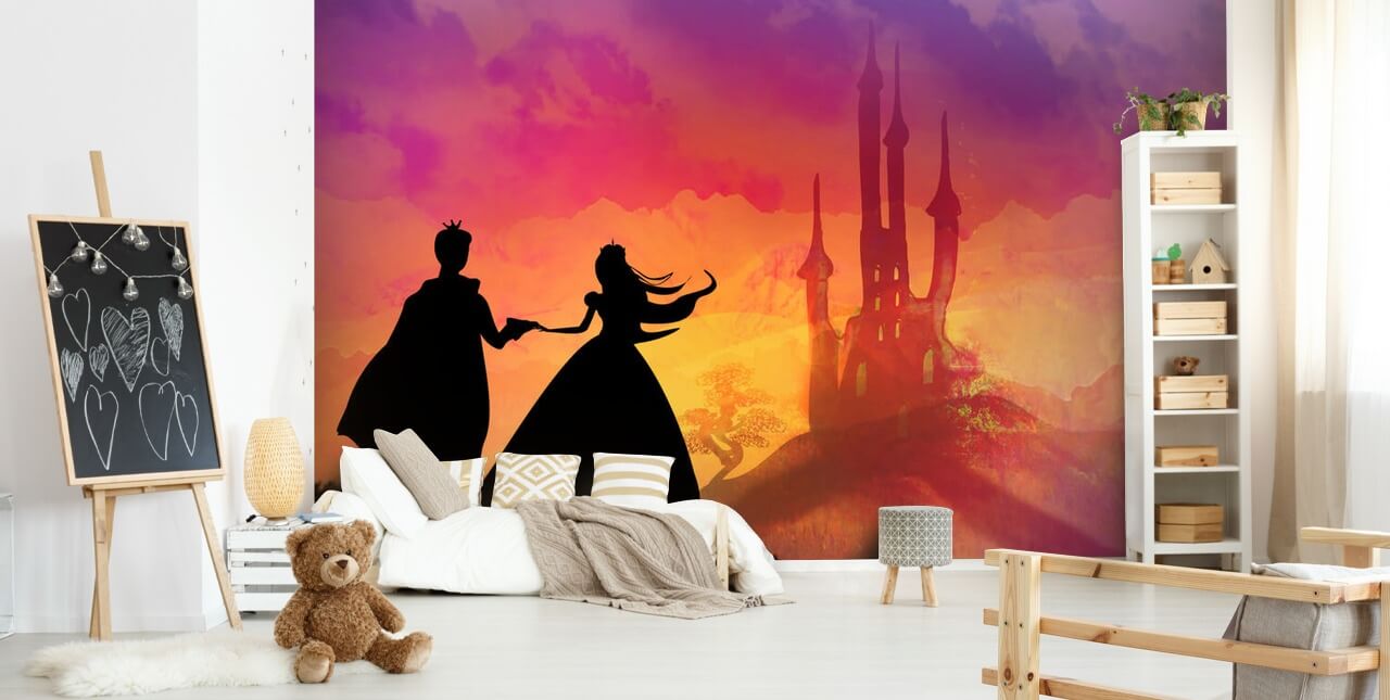 zonsonderganghemel met sprookjeskasteel en silhouet van prins en prinses op heuvel met uitzicht over alles behang