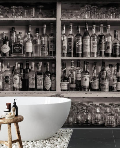 schwarze und weiße Flaschen im Regal hinter einer Bar-Tapete schwarze und weiße Flaschen im Regal hinter einer Bar-Tapete