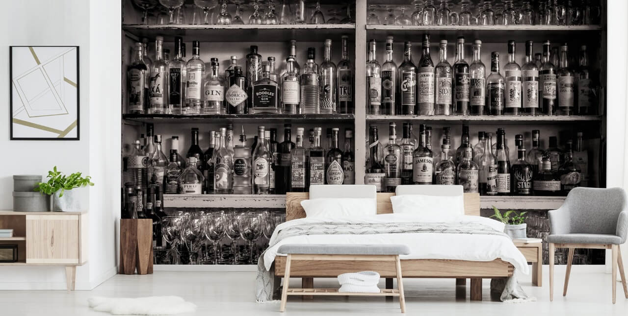 botellas en blanco y negro en el estante detrás de un fondo de pantalla de bar