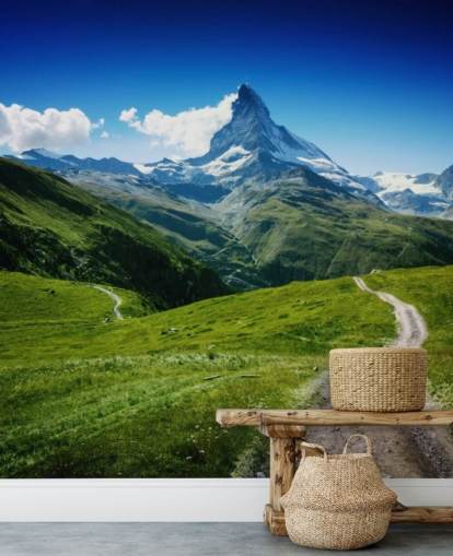 pico nevado da montanha acima do exuberante papel de parede de campo verde pico nevado da montanha acima do exuberante papel de parede de campo verde