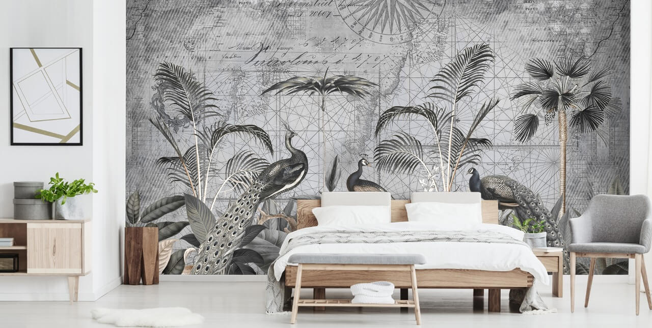 Grau illustrierte Pfauentapete namens Peacocks Clan 4 von Andrea Haase für Schlafzimmer und Wohnzimmer