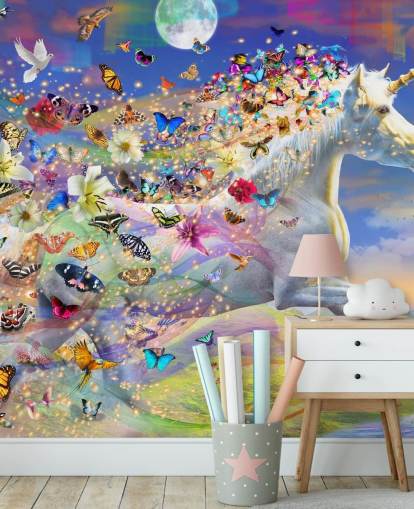 Tapete „Laufendes Einhorn mit Schmetterling und Vogelmähne“ Tapete „Laufendes Einhorn mit Schmetterling und Vogelmähne“