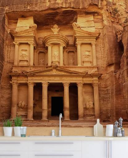 Templo de Petra esculpido em mural de parede de rocha Templo de Petra esculpido em mural de parede de rocha