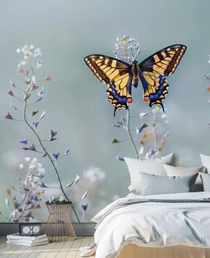 borboleta laranja e azul descansando sobre flores papel de parede borboleta laranja e azul descansando sobre flores papel de parede
