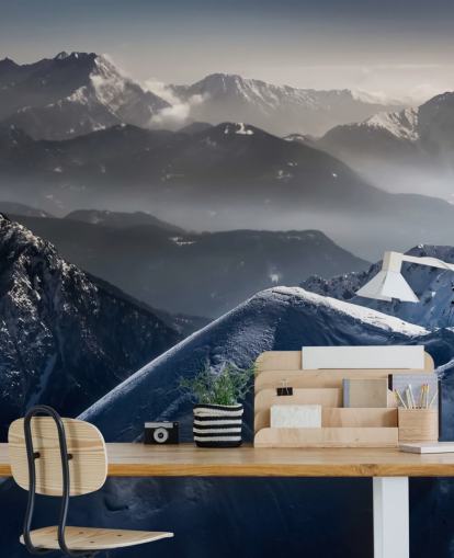 Camminatore sulla montagna innevata Camminatore sulla montagna innevata