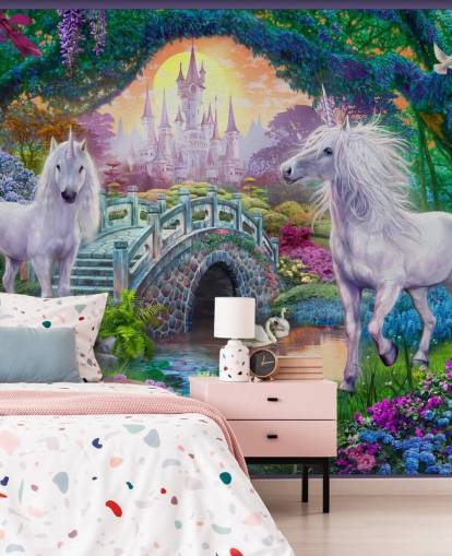 due unicorni bianchi incandescenti in un'incantevole carta da parati da giardino colorata due unicorni bianchi incandescenti in un'incantevole carta da parati da giardino colorata