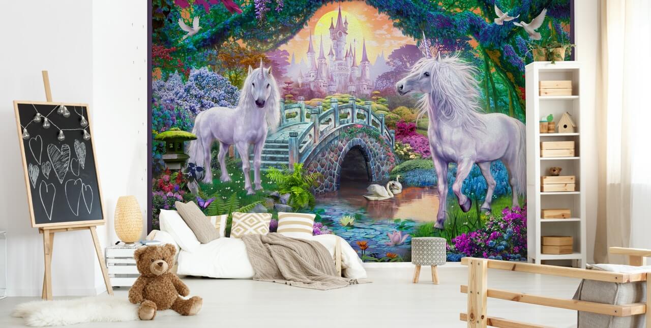 två glödande vita enhörningar i förtrollande färgglada trädgård tapeter två glödande vita enhörningar i förtrollande färgglada trädgård tapeter