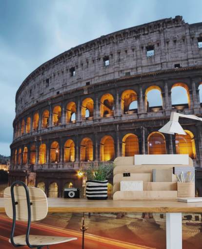 Lyser opp Collosseum i Kveldsbakgrunnen Lyser opp Collosseum i Kveldsbakgrunnen