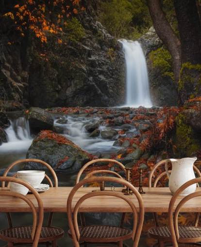 kleine waterval in herfstbosbehang kleine waterval in herfstbosbehang