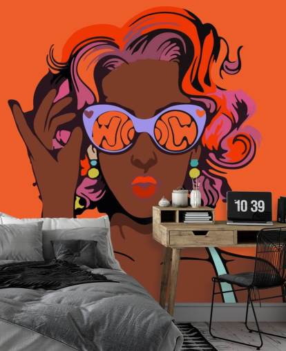 oranje achtergrond, mooie zwarte dame met paars haar en zonnebril pop art behang oranje achtergrond, mooie zwarte dame met paars haar en zonnebril pop art behang