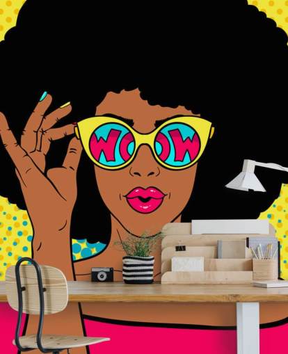 Afro-Dame mit Brille, auf der „Wow“ auf der Tapete steht Afro-Dame mit Brille, auf der „Wow“ auf der Tapete steht