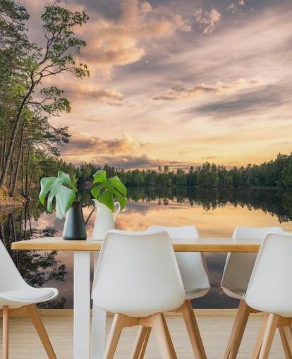 Peinture murale du lac Tarmsjön en Suède avec des reflets Peinture murale du lac Tarmsjön en Suède avec des reflets