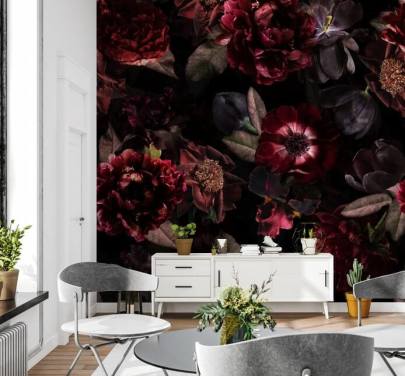 papier peint floral foncé rose et violet appelé Dark Bouquet par Uta Naumann pour les chambres et les salons