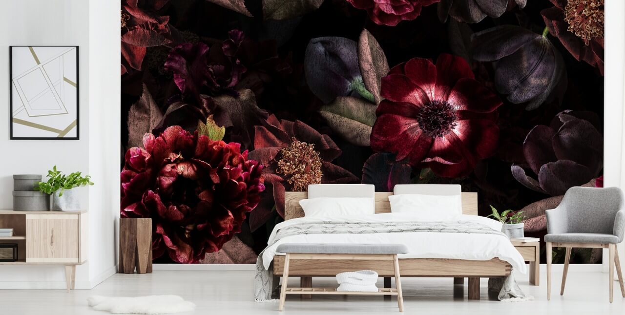 rosafarbenes und lila dunkles Blumentapetenwandbild namens Dark Bouquet von Uta Naumann für Schlafzimmer und Wohnzimmer