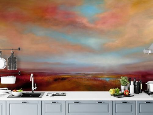 oransje og røde skyer blant blå himmel over rosa heathland maleri tapet