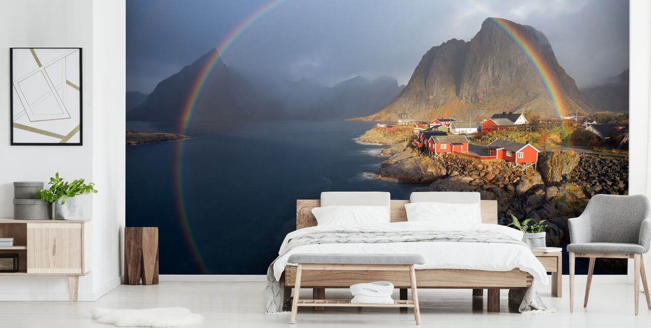 arco-íris circular sobre casas e papel de parede de paisagem montanhosa