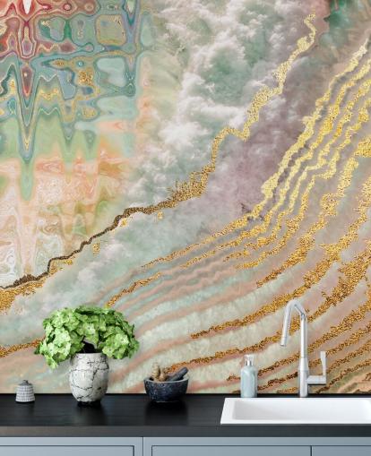 guld farve geode med pink, lilla og grønne nuancer tapet guld farve geode med pink, lilla og grønne nuancer tapet