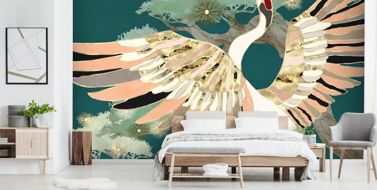 Papel pintado fondo verde con árboles orientales y grullas blancas con alas de color rosa y dorado