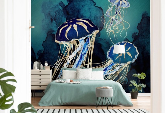 blå og gull maneter tapetmaleri kalt Floating Jellyfish III av SpaceFrog Designs for soverom, bad og ganger