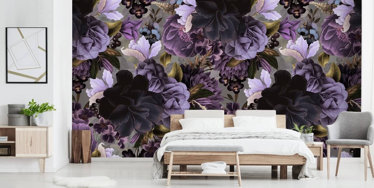 mørk lilla blomster tapet med grå baggrund