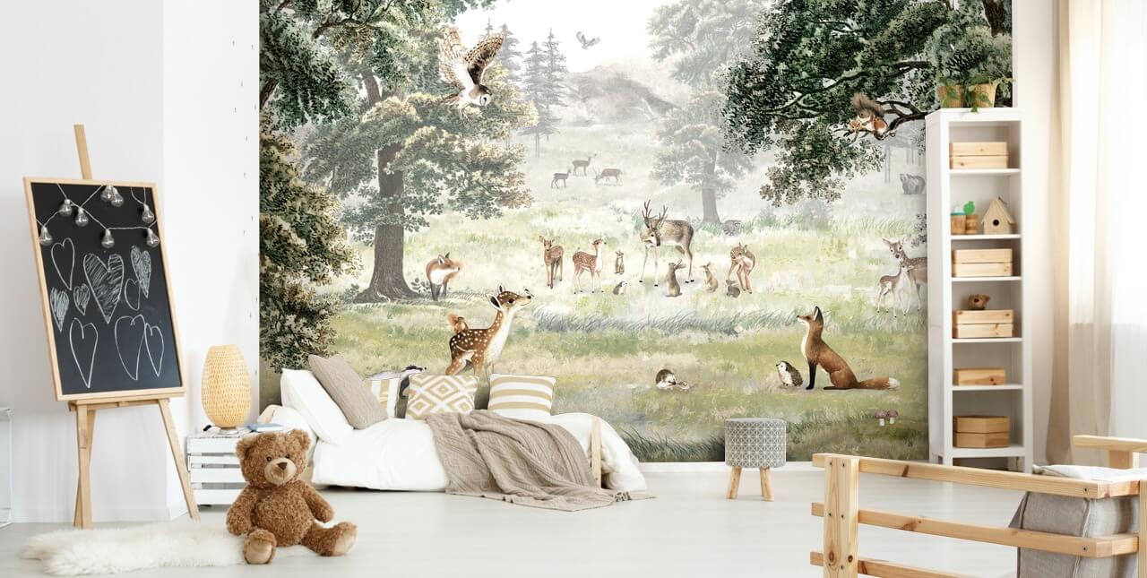 illustrierte Wald- und Kreaturentapete für das Kinderzimmer