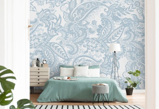blomstret blå og hvid paisley mønster tapet
