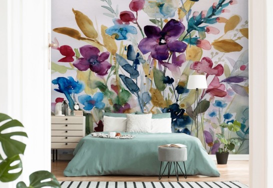 farbenfrohe Blumenaquarell-Tapete mit dem Titel Garden Jewels von Carol Robinson für Lounges und Wintergärten