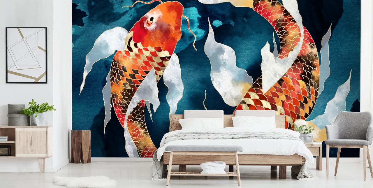 oranje koi vis in donkerblauw water behang
