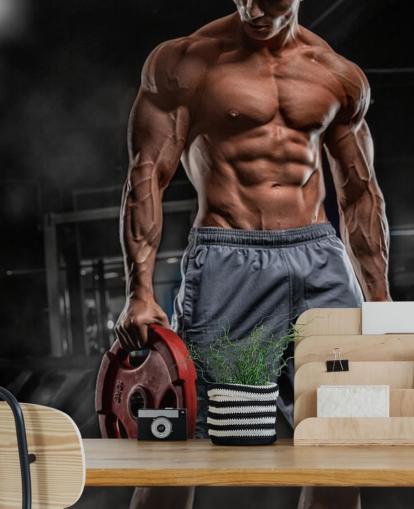 stærk bodybuilder mand holder vægte tapet stærk bodybuilder mand holder vægte tapet