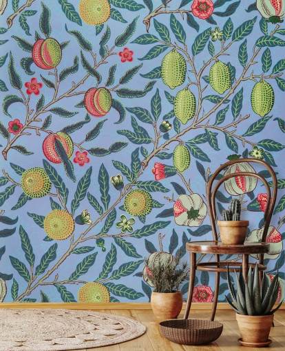 Tapete mit blauem Hintergrund, Limetten und Granatapfel Tapete mit blauem Hintergrund, Limetten und Granatapfel